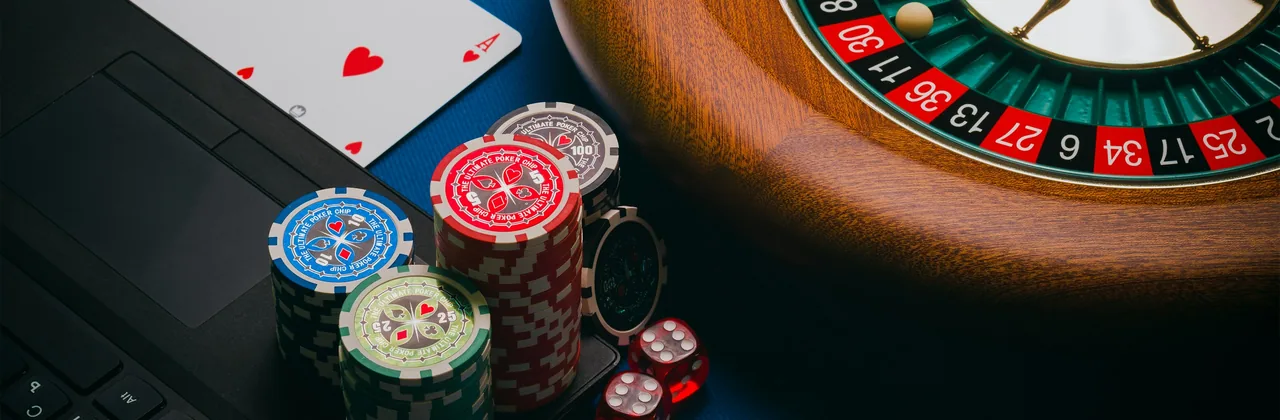 Ruleta y fichas de casino sobre el tapete