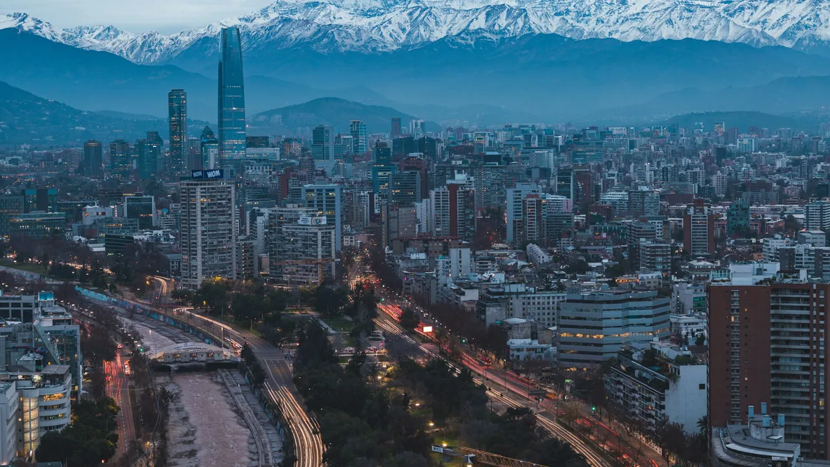 Santiago de Chile al atardecer bajo la cordillera
