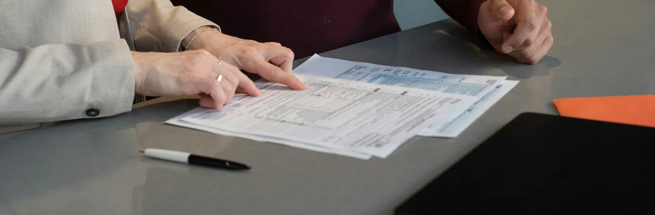 Ilustración de un reloj y fichas verdes que representa el requisito de apuesta del bono de Gaming Club