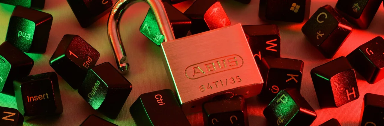 Sello de licencia y candado de seguridad sobre el logo de Gaming Club Casino